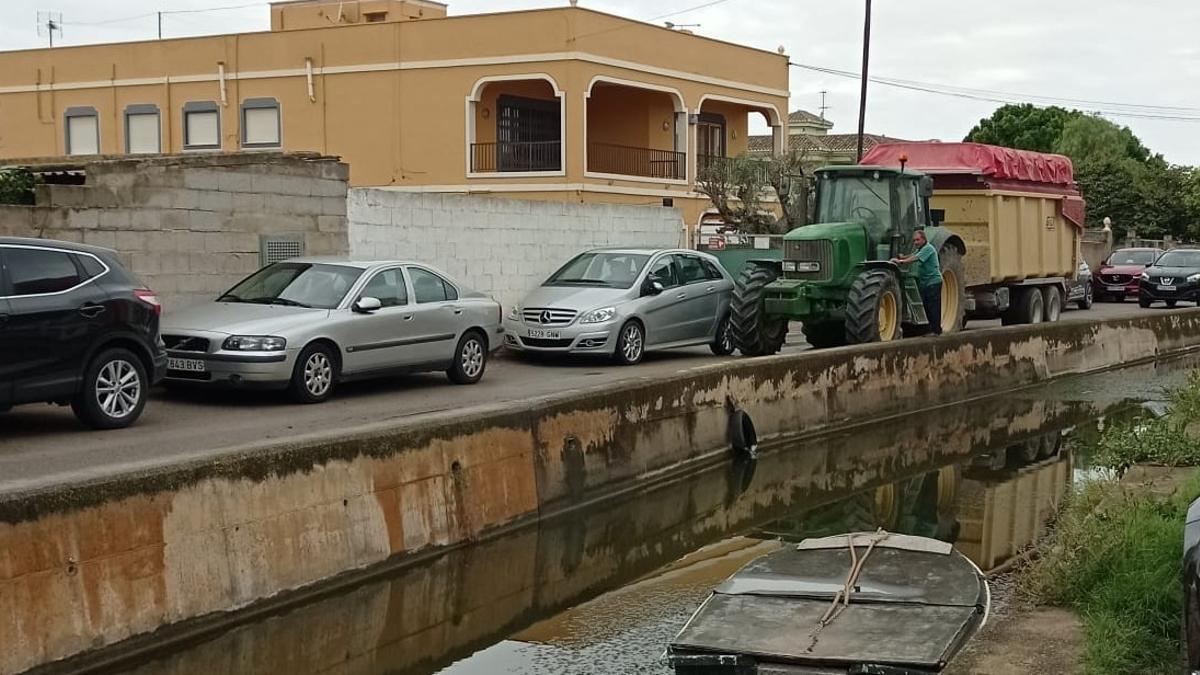 Un vehículo agrícola atascado en una calle de El Palmar