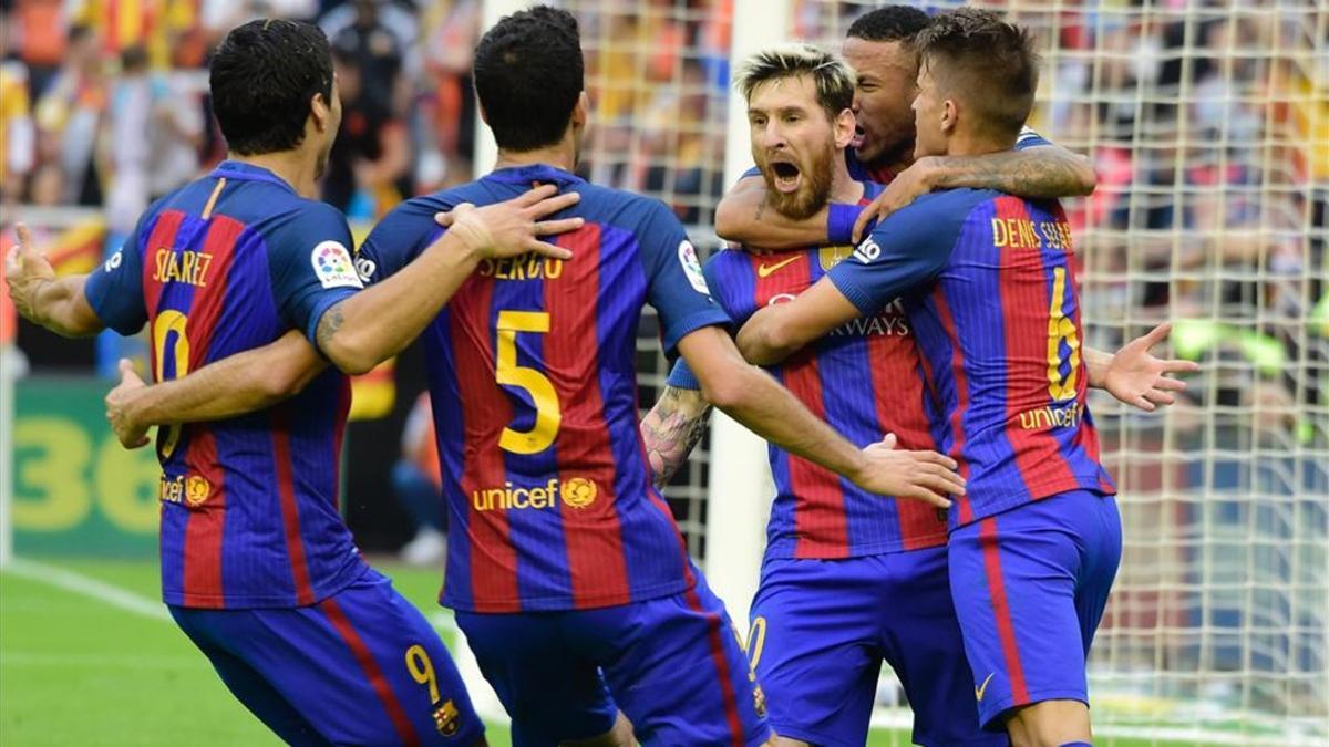 El Barcelona celebra el triunfo en la última visita a Mestalla