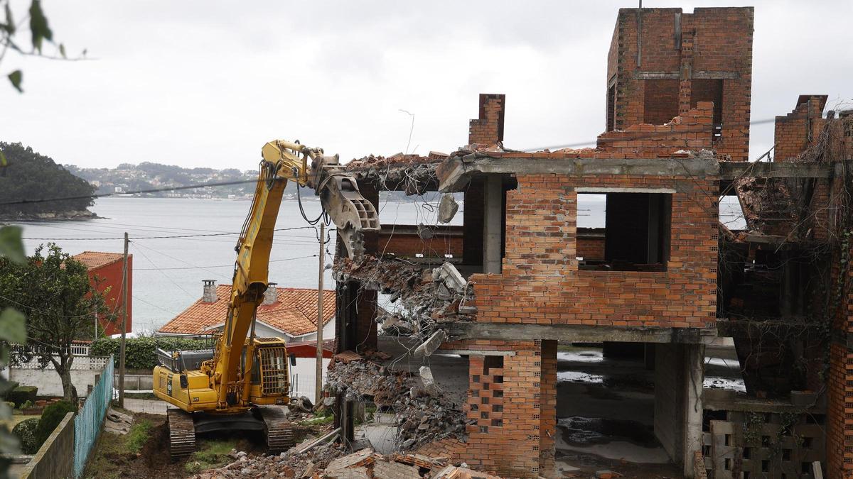 Inicio de las obras de demolición de un edificio ilegal en el Camiño Real de Lapamán ( Marín ).
