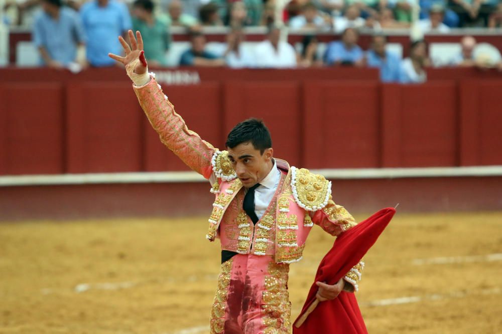 Las imágenes de la tercera corrida de abono de la feria taurina de Málaga en La Malagueta.