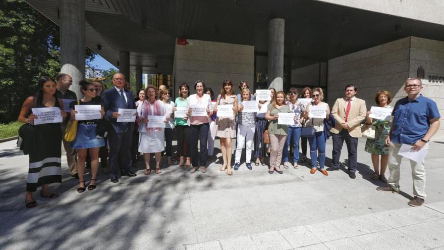 Concentración ante los juzgados, esta mañana. // Cristina Graña