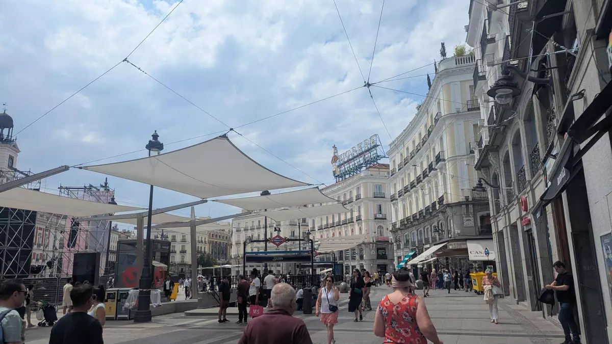 ¿"Protección" para no quemarse o "molestia visual"? Los polémicos toldos de Sol dividen a madrileños y turistas