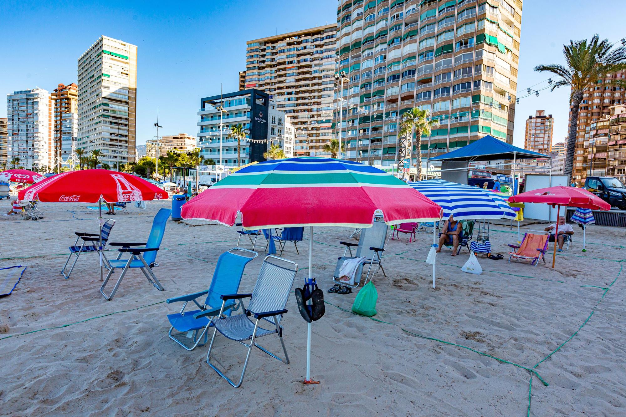 La polémica por la «reserva» de espacio en primera línea vuelve un verano más a Benidorm