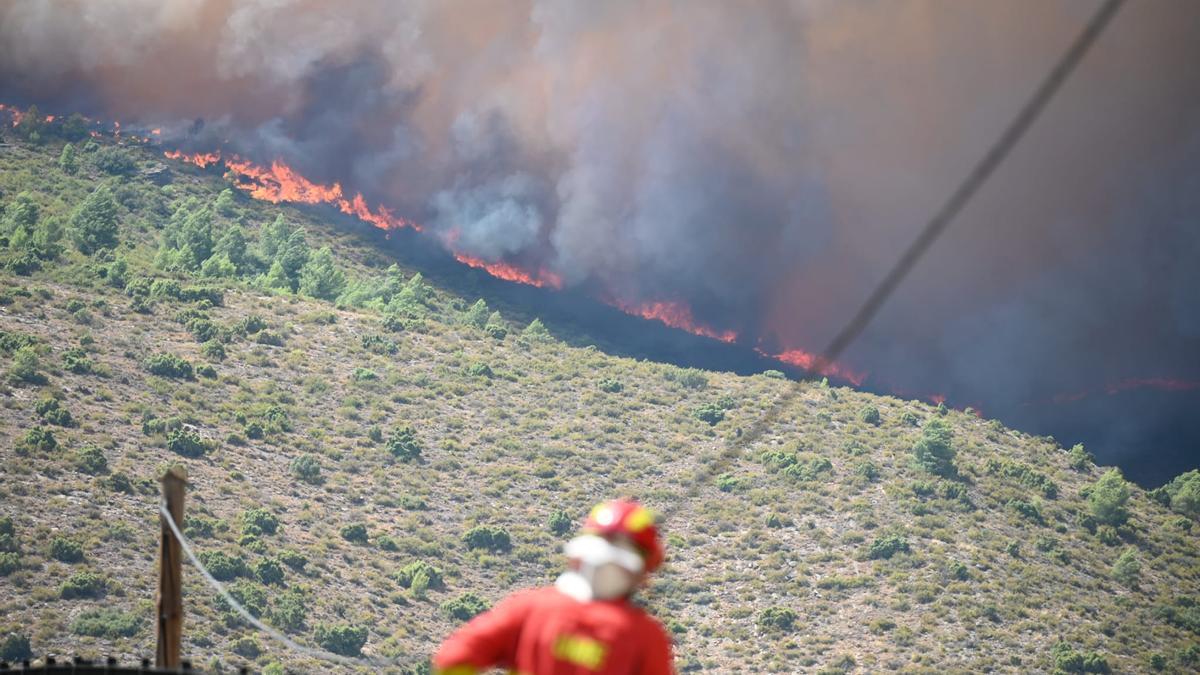 Imagen de la jornada de ayer, martes, del incendio en Bejís.
