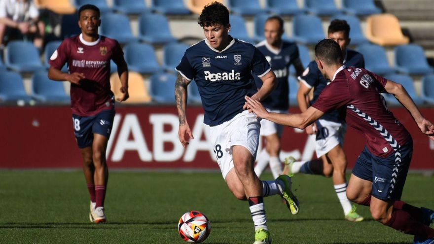 Abraham conduce el balón en el choque de ayer. | Área 11