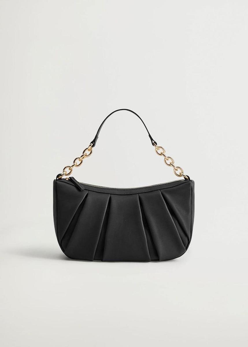 Bolso baguette pliegues negro de Mango (precio: 29,99 euros)