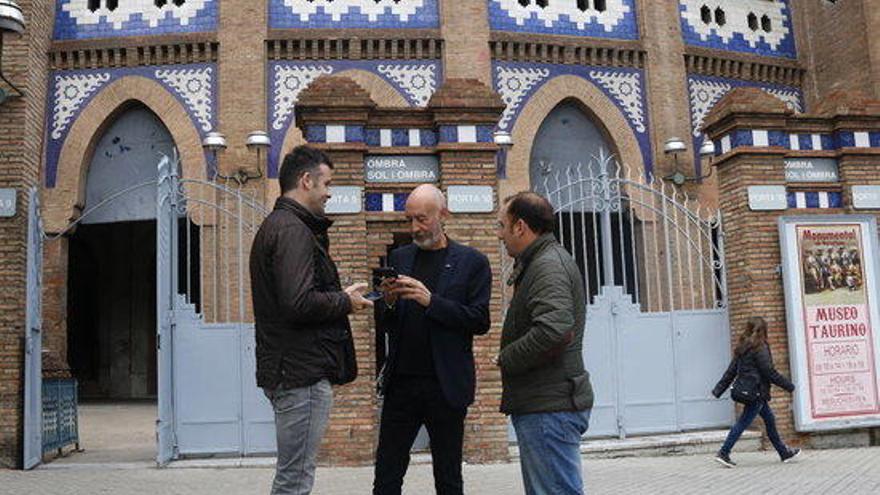 El president de la FETC, Paco March, amb dos altres protaurins davant de la plaça de toros Monumental de Barcelona