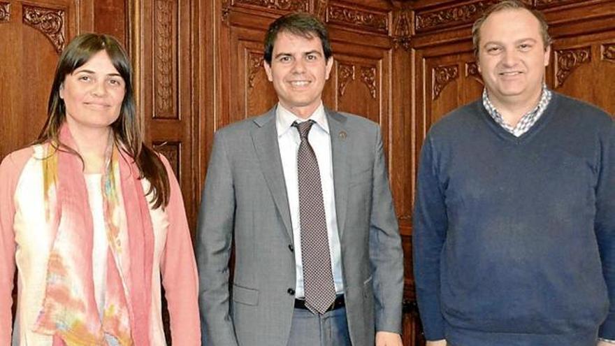 Els alcaldes Vanesa González (Vilanova), Marc Castells (Igualada) i Santi Broch (la Pobla), després de la darrera reunió mantinguda