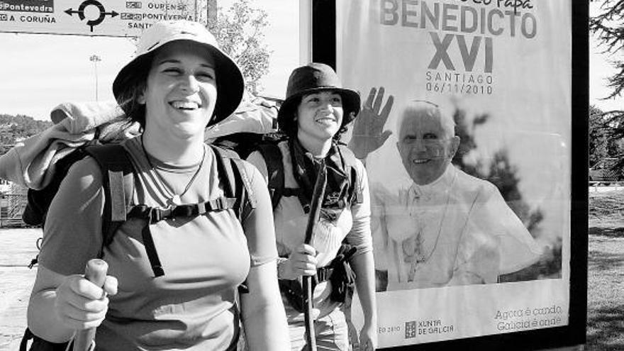 Cien asturianos esperan al Papa en la entrada del Camino francés a Santiago