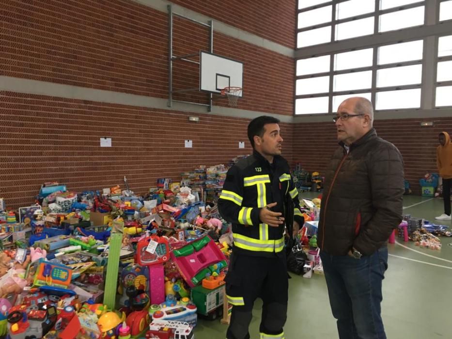 Los alicantinos donan 5000 juguetes y una tonelada de comida para los más necesitados