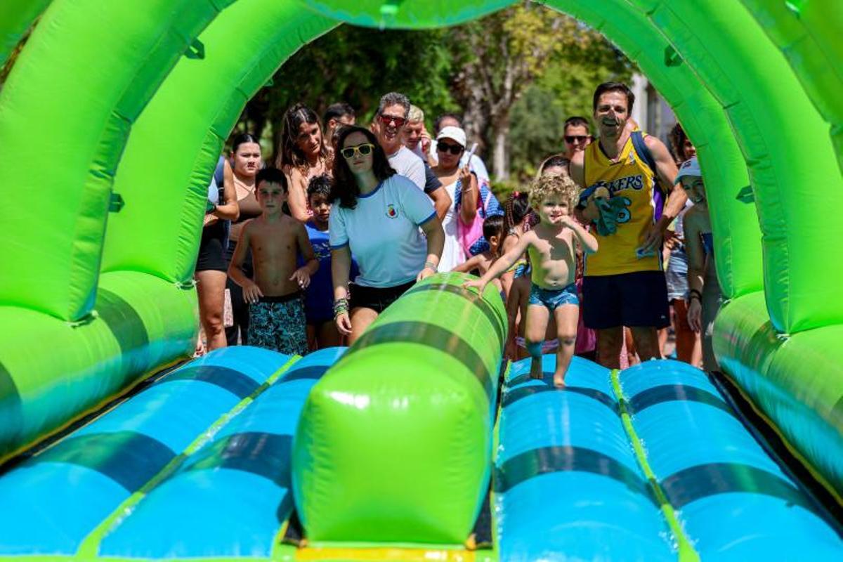 Colchonetas, fiesta de la espuma, espectáculo de magia y talleres: Todas las imágenes de la jornada de las Festes de la Terra protagonizada por los vecinos más pequeños Colchonetas, fiesta de la espuma, espectáculo de magia y talleres: Todas las imágenes de la jornada de las Festes de la Terra protagonizada por los vecinos más pequeños