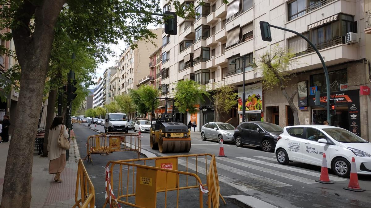 La Alameda de Camilo Sesto de Alcoy este viernes, durante los trabajos de asfaltado del carril bici.