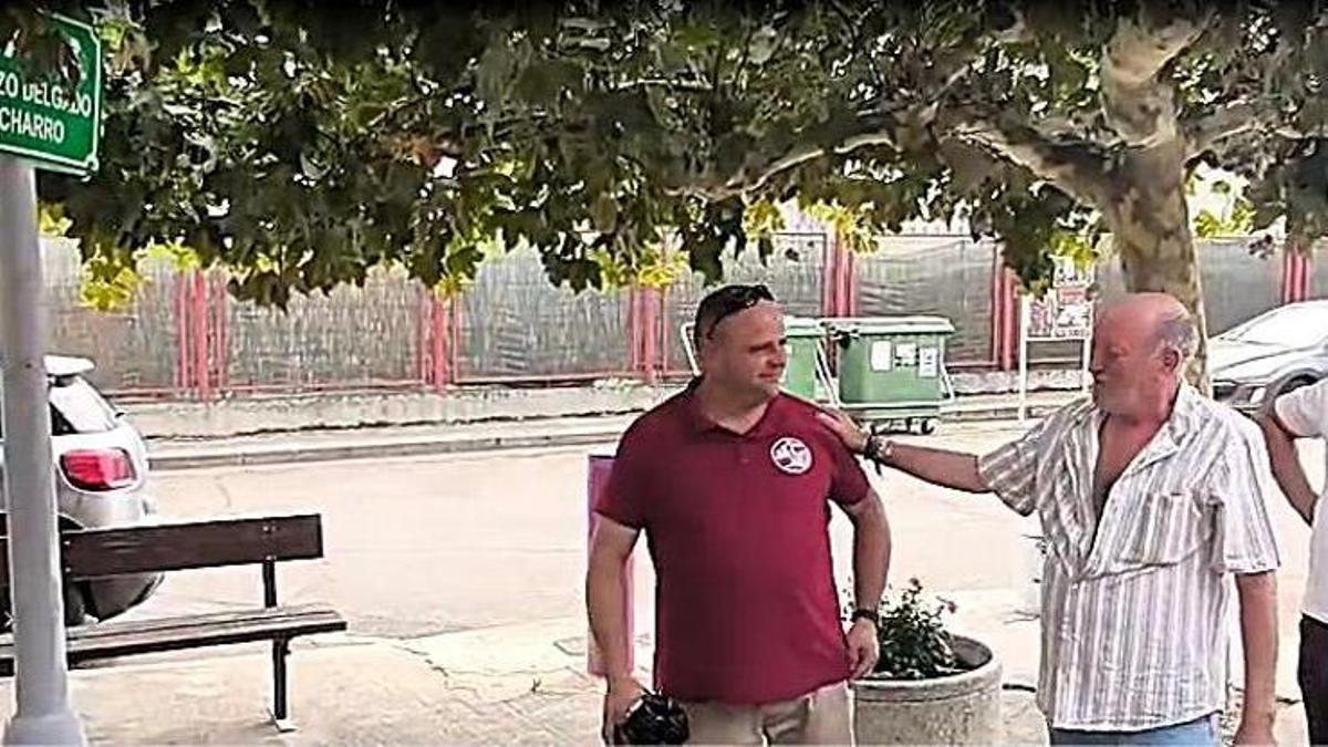 Lorenzo Delgado (derecha) con el alcalde de Villanueva de Azoague (izquierda).