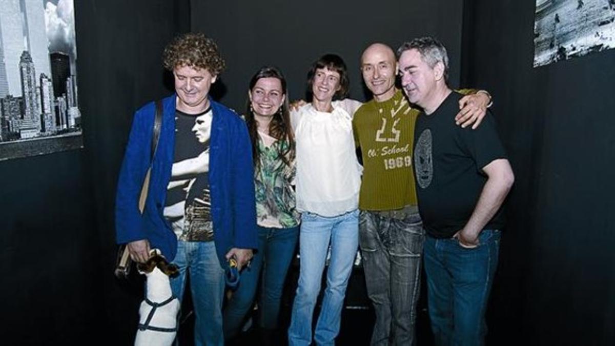 Pep Armengol (con su perrita Gilda), Anna Bellmunt, Silvia Sabaté, Àngel Amazares y Tonino, ayer en una sala.