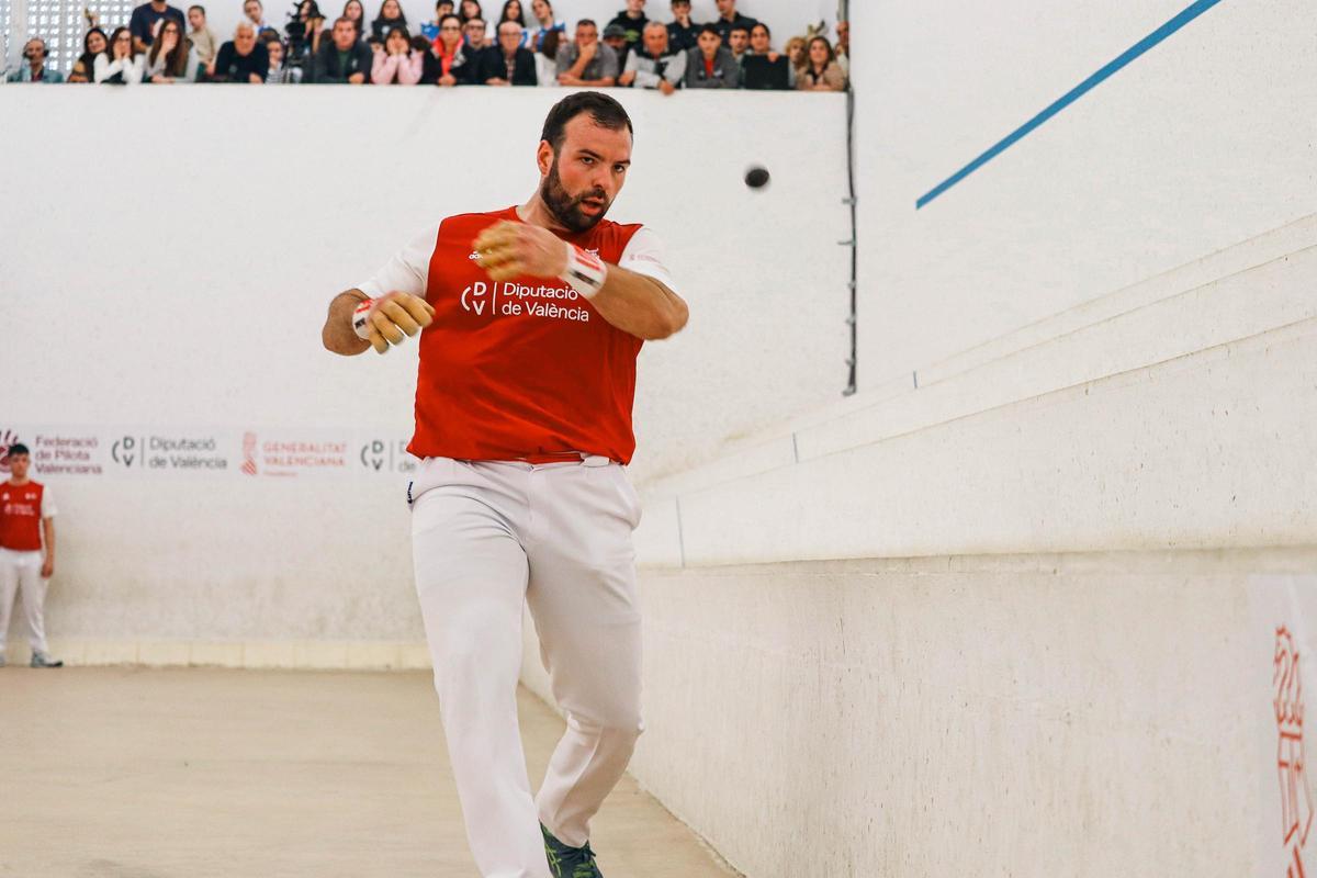 Lostado, del CPV La Baronia, juga la Lliga d'escala i corda.