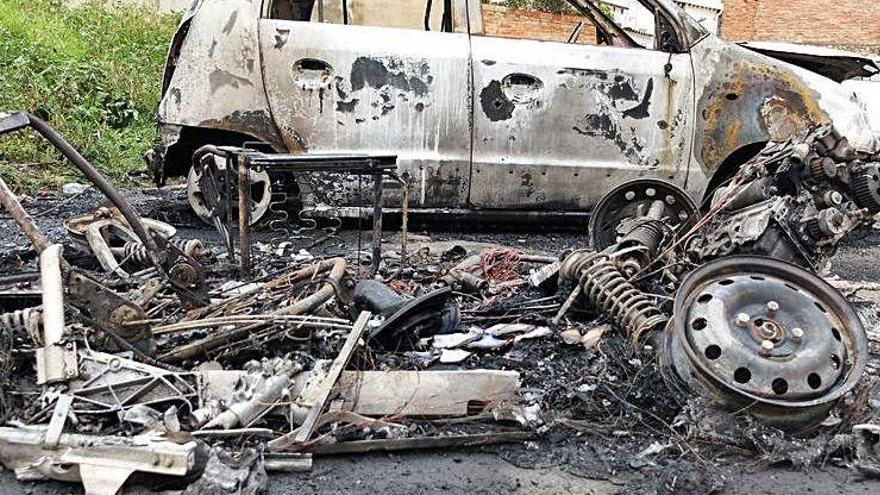 Els vehicles afectats per l&#039;incendi ahir al matí, a Figueres.