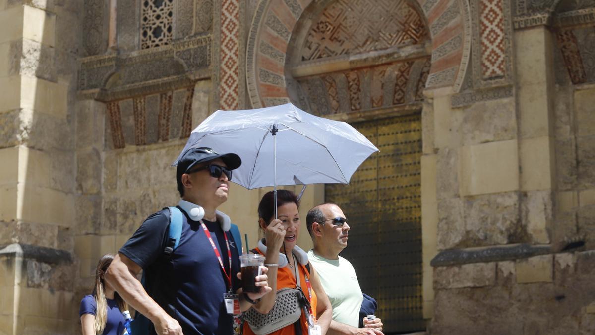 Unos turistas visitan la Mezquita Catedral de Córdoba durante la primera ola de calor del verano