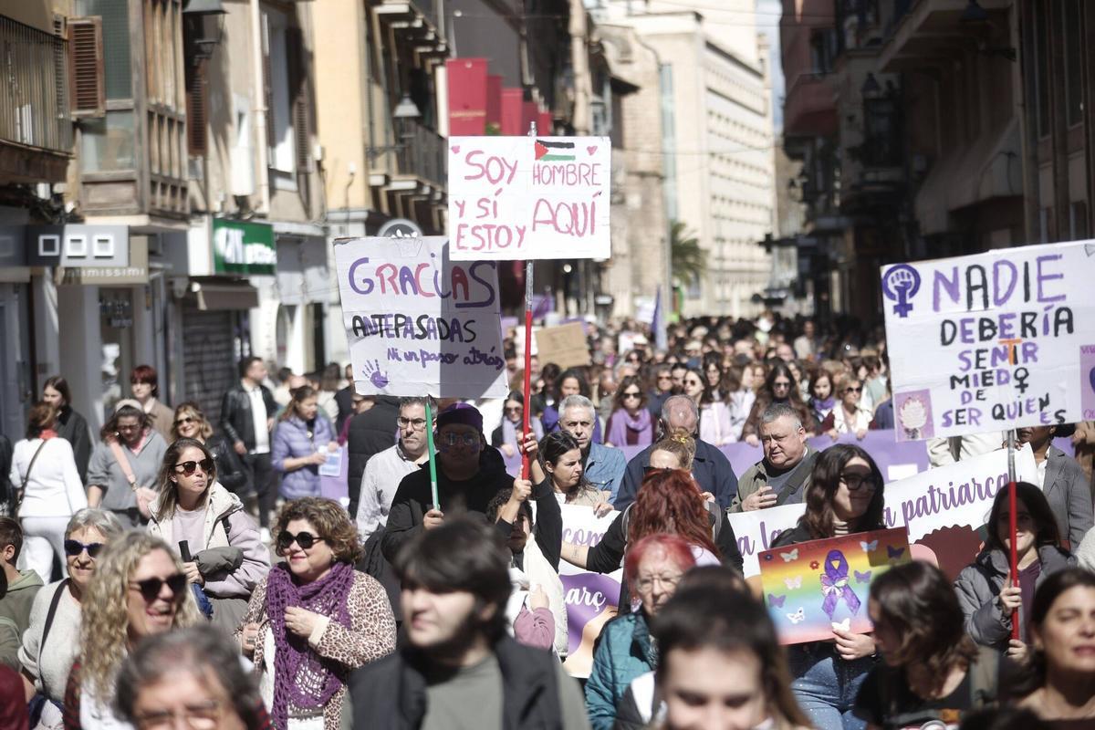 FOTOS | 2.000 personas en la manifestación del 8M en Mallorca