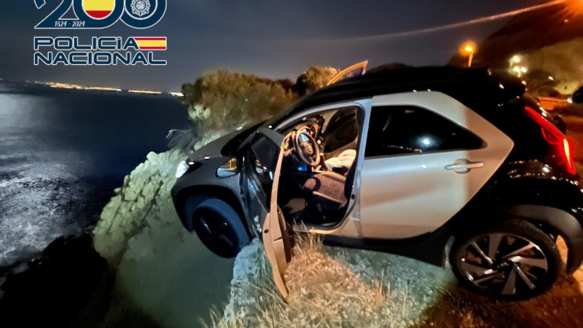 Dos agentes de la Policía Nacional salvan a una mujer cuyo coche estaba al borde de un acantilado