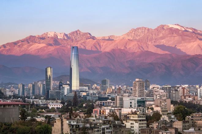 Impresionante skyline de Santiago de Chile, un destino perfecto para treintañeros.