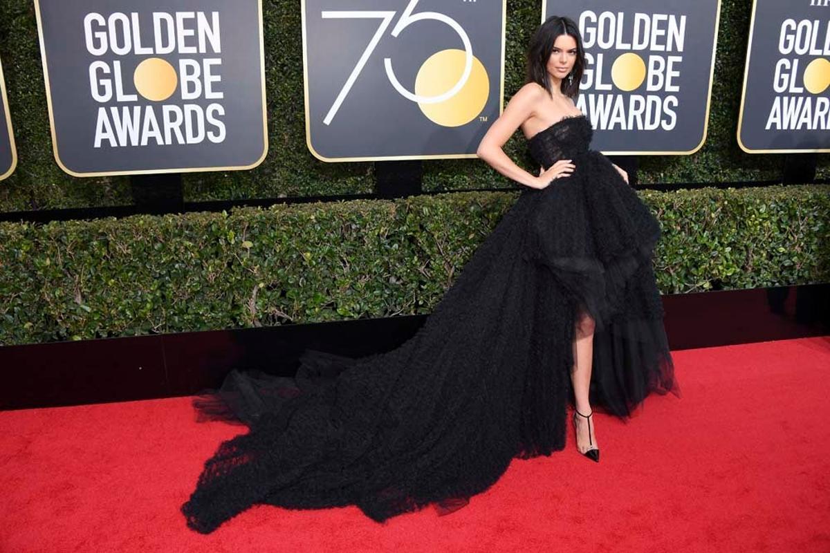 Kendall Jenner posa cual modeli en los Globos de Oro 2018