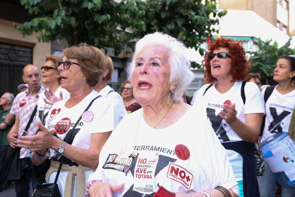 La manifestación para exigir una mejora en los Cercanías recorre Murcia