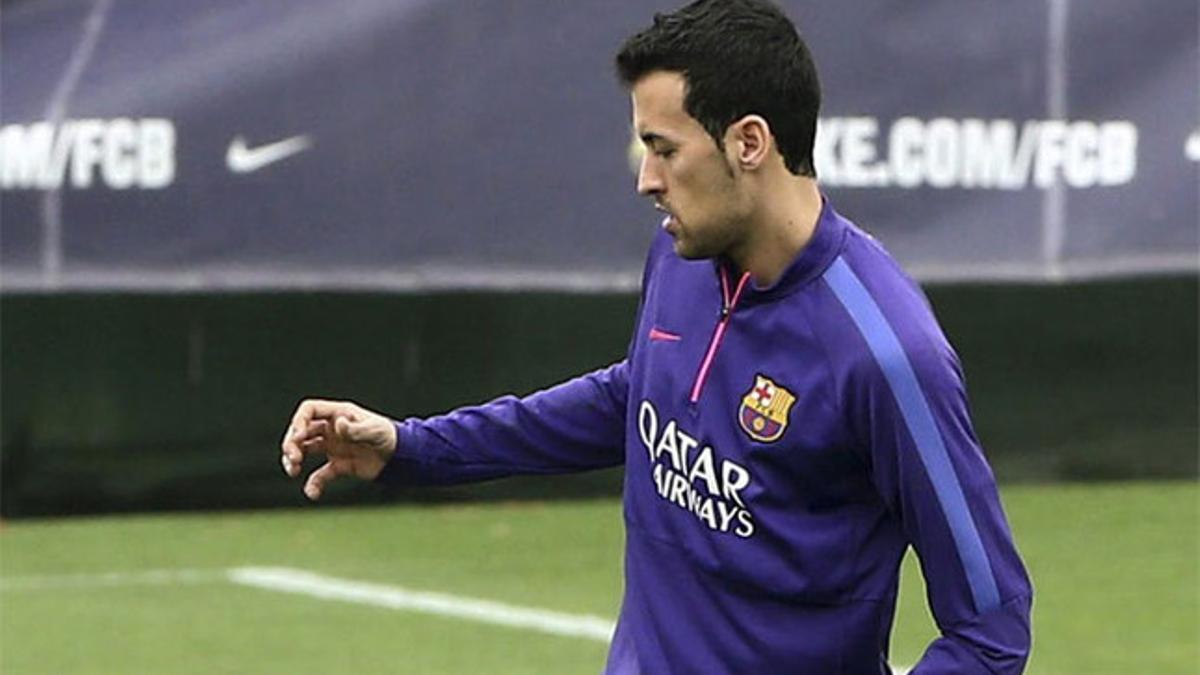 Sergio Busquets no entrenó con el grupo en el regreso al trabajo del Barça antes de recibir al Depor