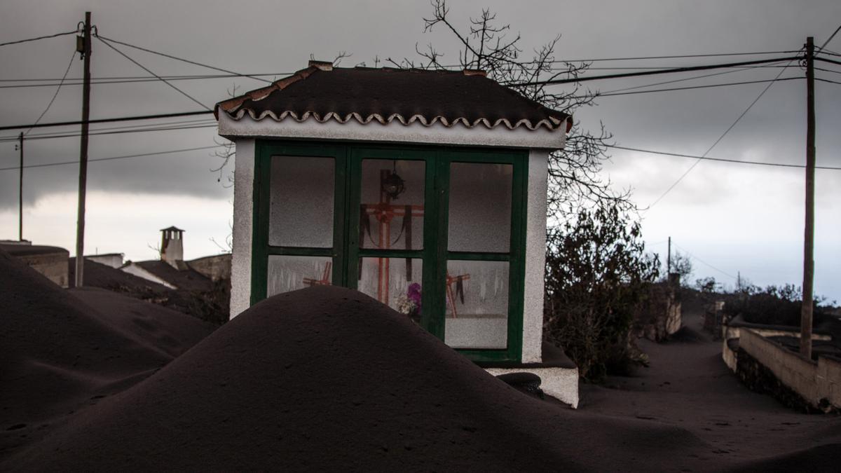 Un santuario con ceniza alrededor, en una zona de exclusión de Las Manchas.