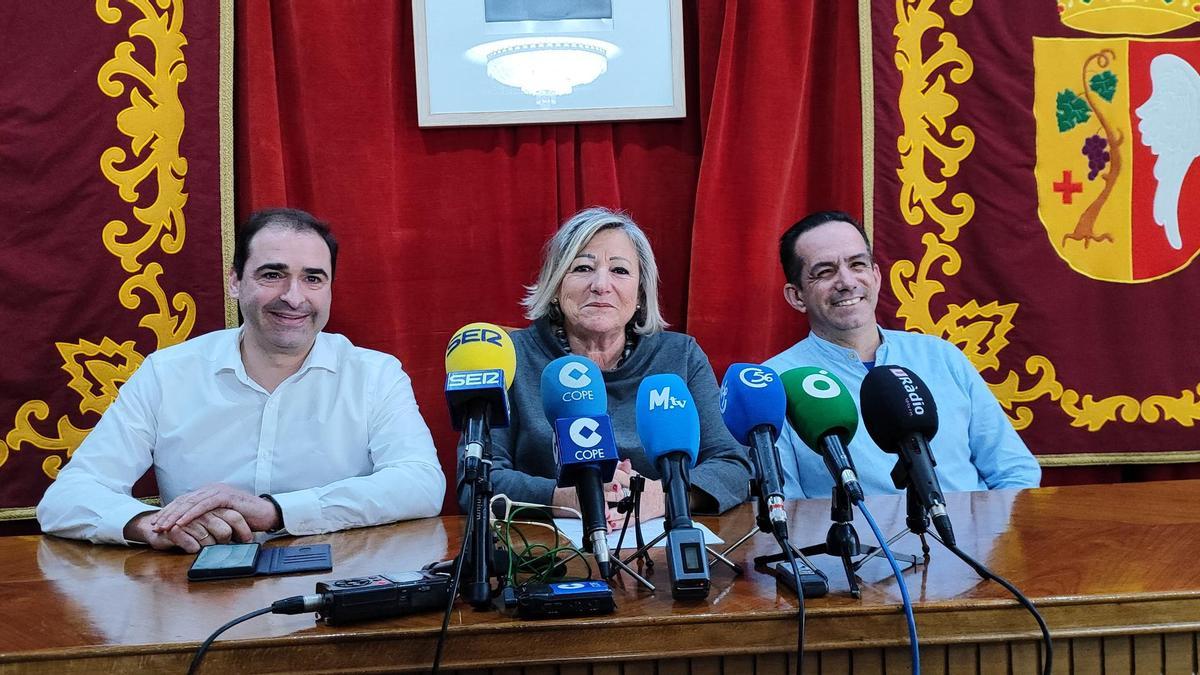 La alcaldesa de Vinaròs, Maria Dolores Miralles, del PVI, rodeada por el portavoz del PP y nuevo vicealcalde, Juan Amat; y el portavoz de Vox y edil de Obras, Josué Brito.