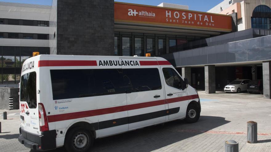 Una ambulància a l&#039;exterior de Sant Joan de Déu