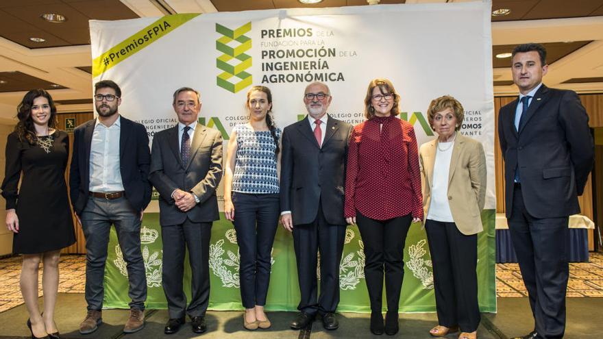 Imagen de los premiados junto a la consellera Elena Cebrián.