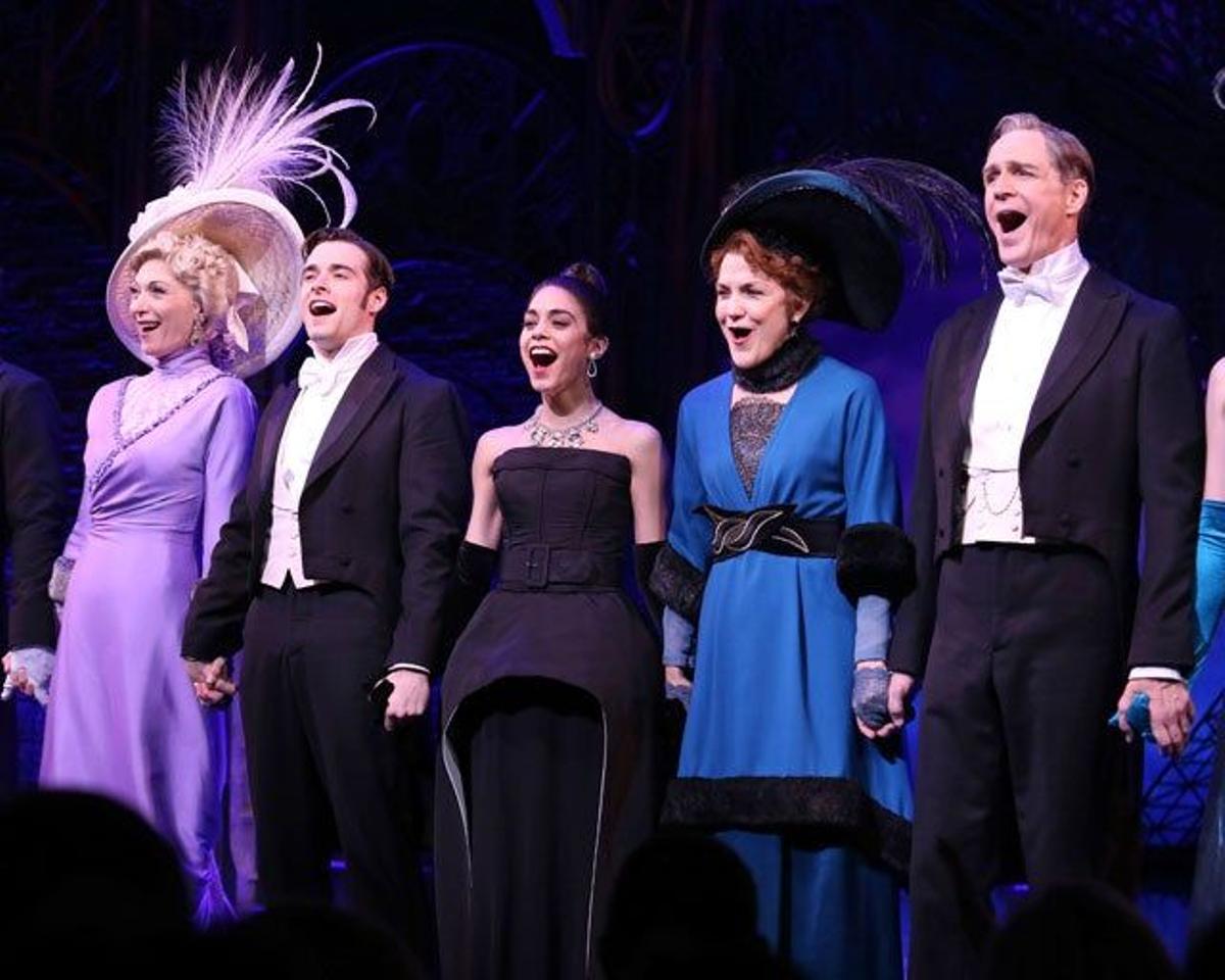 Vanessa Hudgens con sus compañeros en 'Gigi' en Broadway