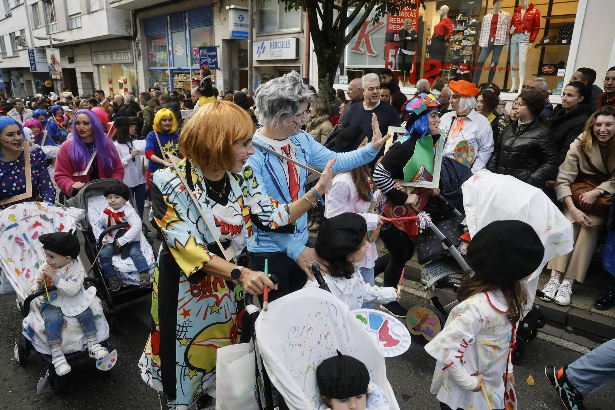 Santiago disfruta del tradicional desfile de martes de Entroido