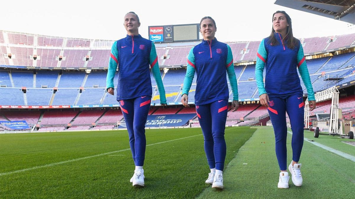 Hansen, Mapi y Patri sobre el césped del Camp Nou