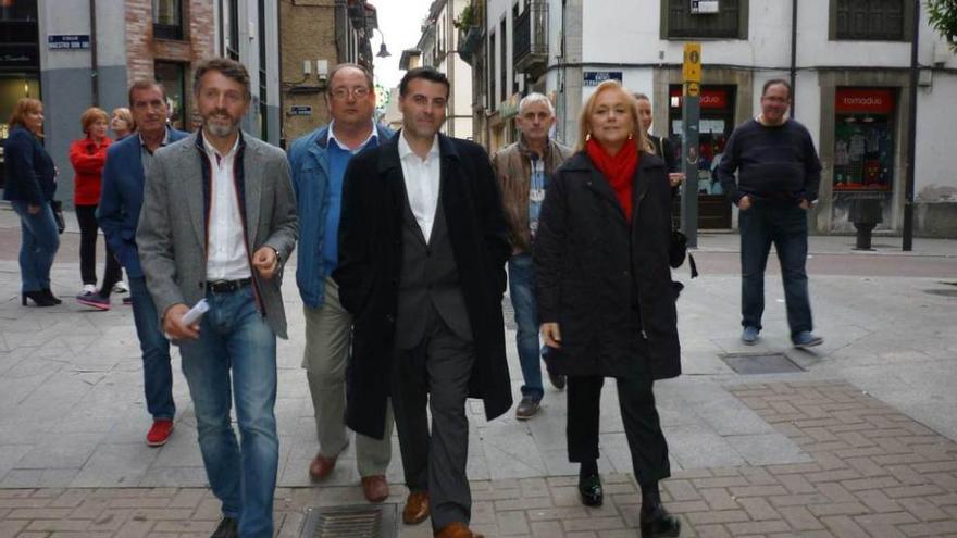 Por la izquierda, Matías Rodríguez, José Luis Fontaniella y Mercedes Fernández, ayer, paseando por Cangas del Narcea.