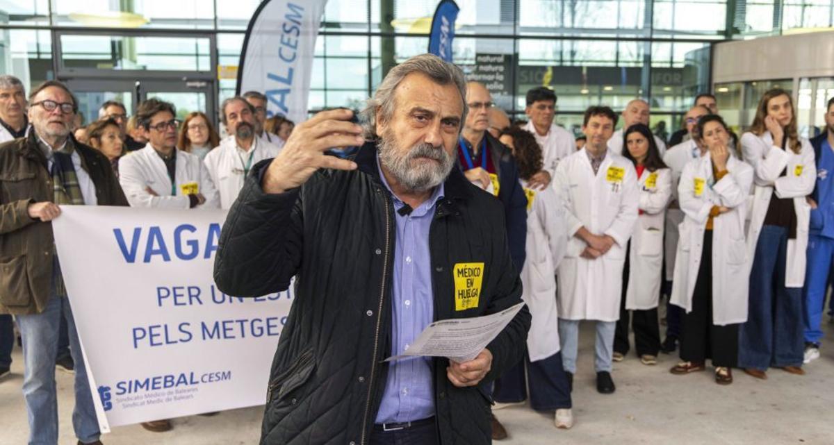 Der Präsident der Ärztegewerkschaft, Miguel Lázaro, bei einer Kundgebung vor dem Krankenhaus Son Espases.