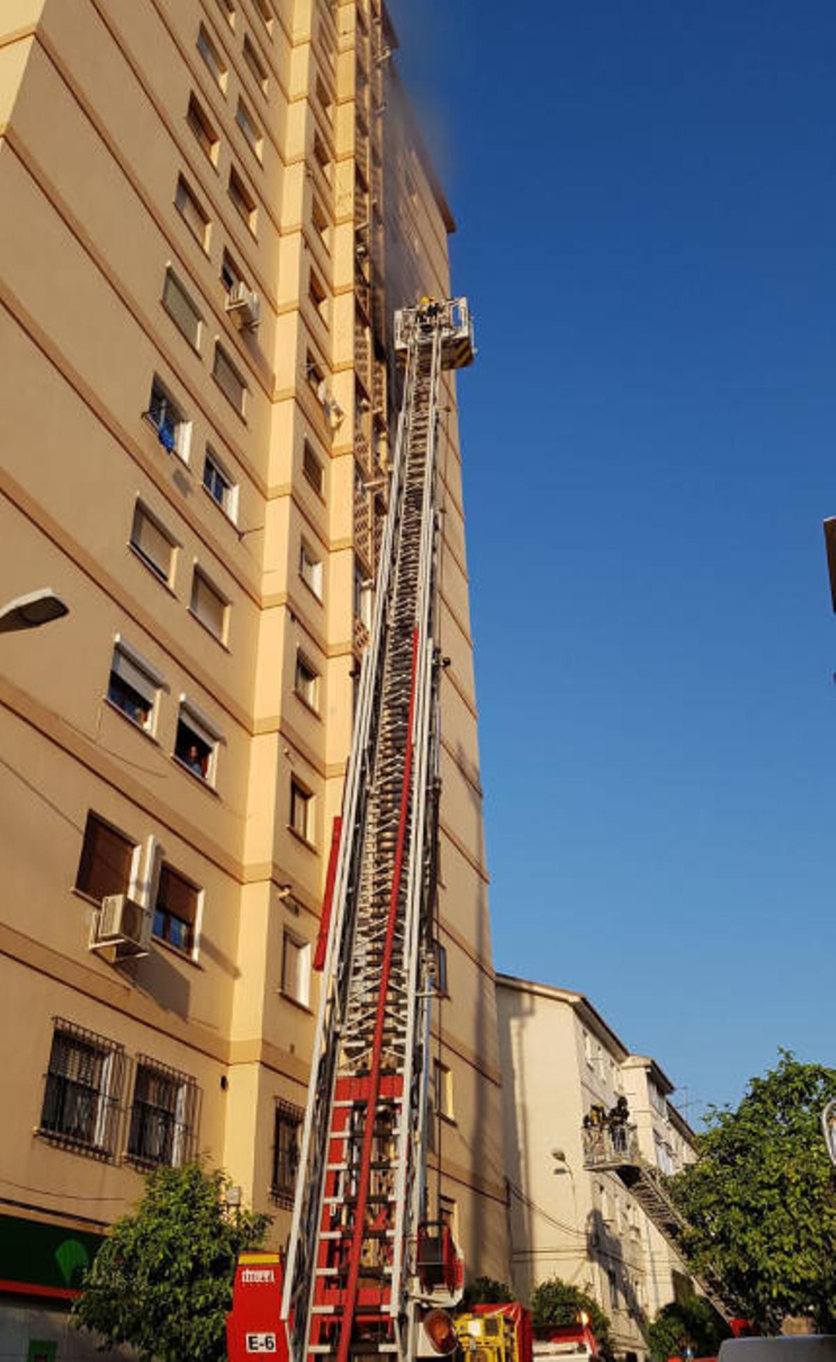 Las llamas se declaraban en la octava planta de un edificio situado en la Plaza de Ronda, en el distrito de Ciudad Jardín Las llamas se declaraban en la octava planta de un edificio situado en la Plaza de Ronda, en el distrito de Ciudad Jardín