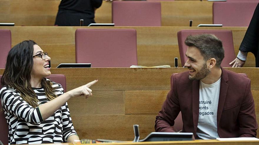 Aitana Mas y Fran Ferri sonríen durante una sesión en las Corts.