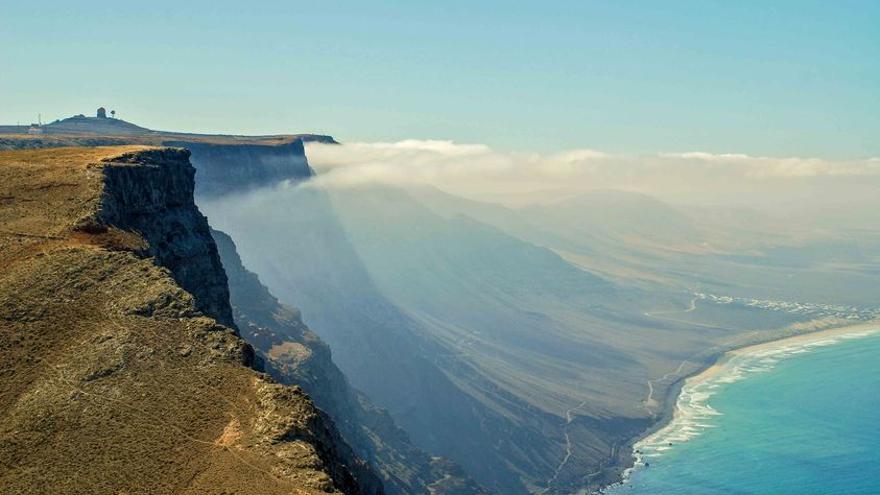 Cumbres de Famara y su extensa playa, en Lanzarote.