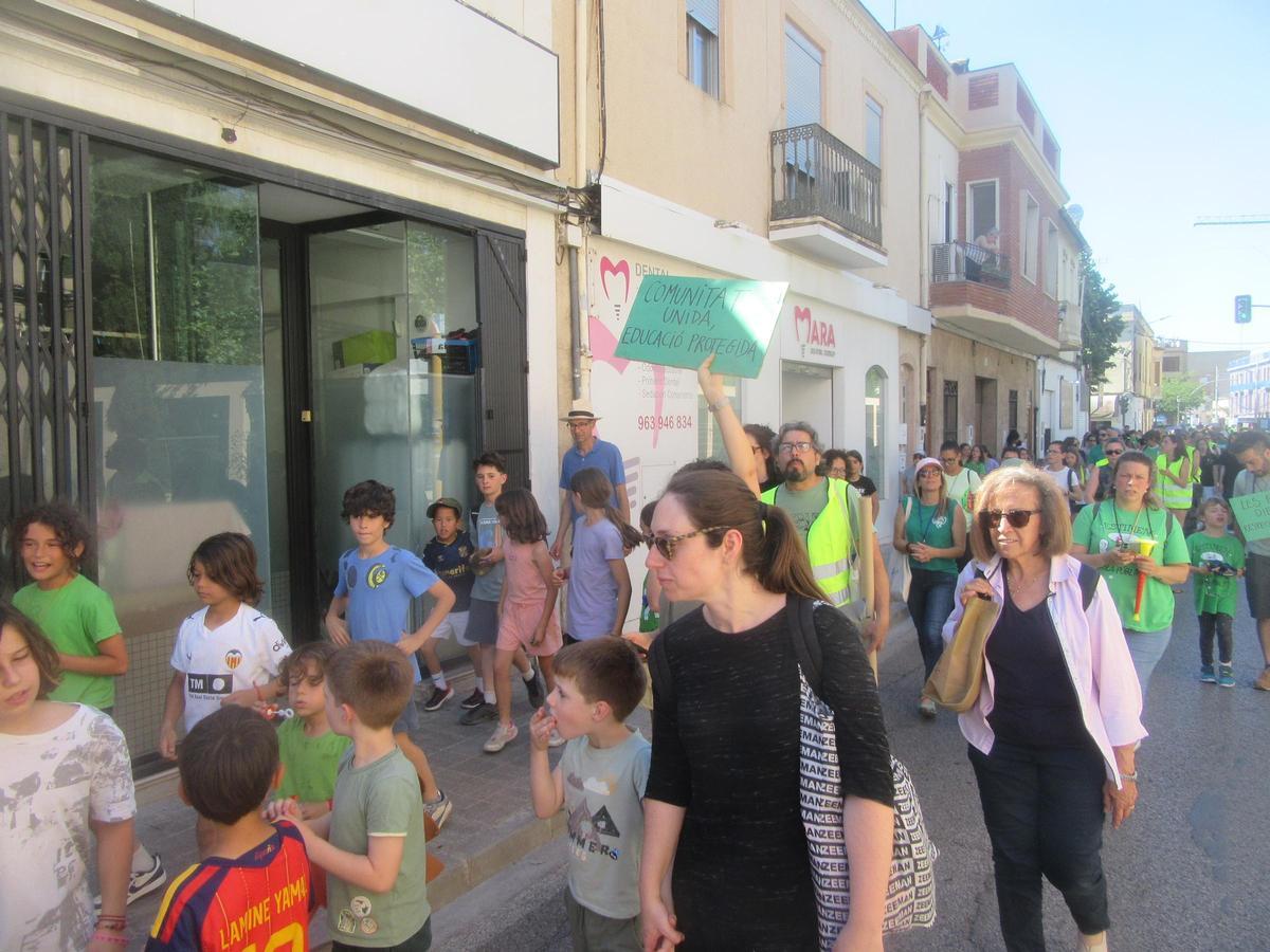 Las familia sprotestan por las calles de Godella.