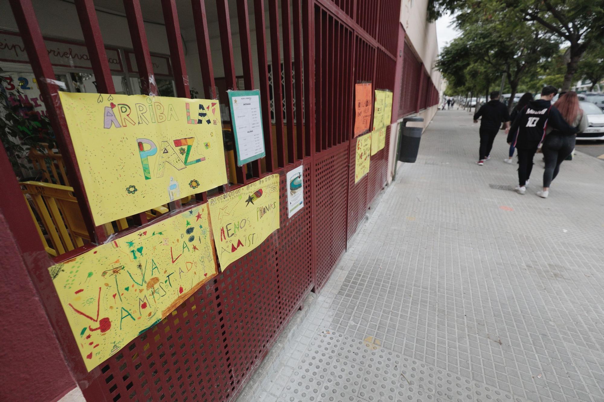 Los alumnos del colegio Gabriel Vallseca cuelgan carteles y dibujos en apoyo a su directora