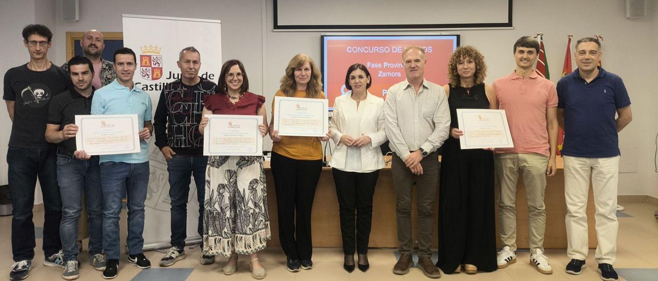 Los premiados posan con sus diplomas en las instalaciones del CFIE de Zamora. | | CEDIDA