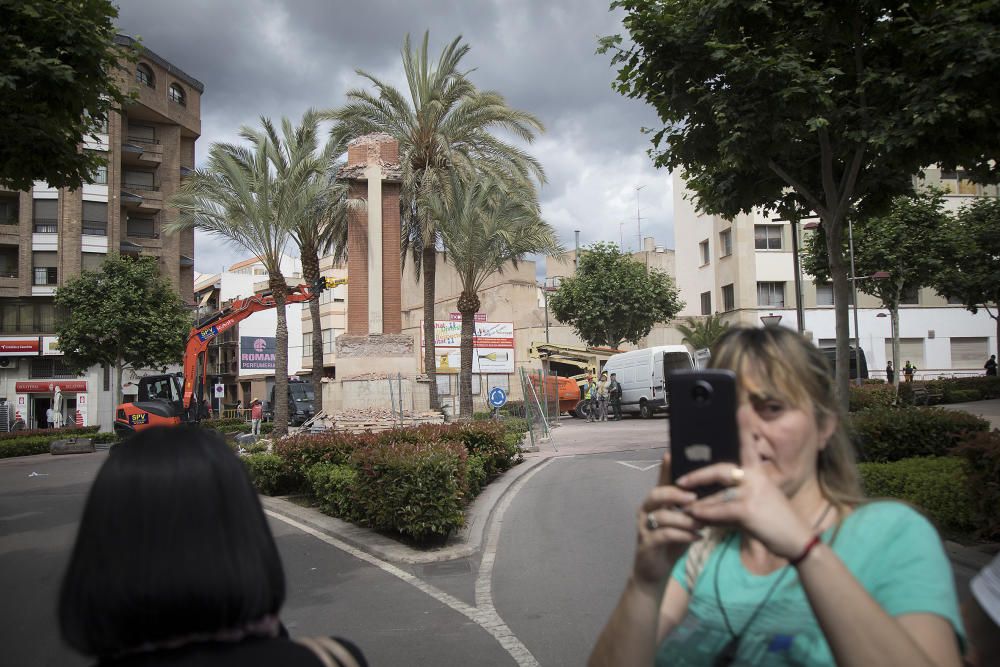 Así fue derribada la Cruz de los Caídos de la Vall d'Uixó