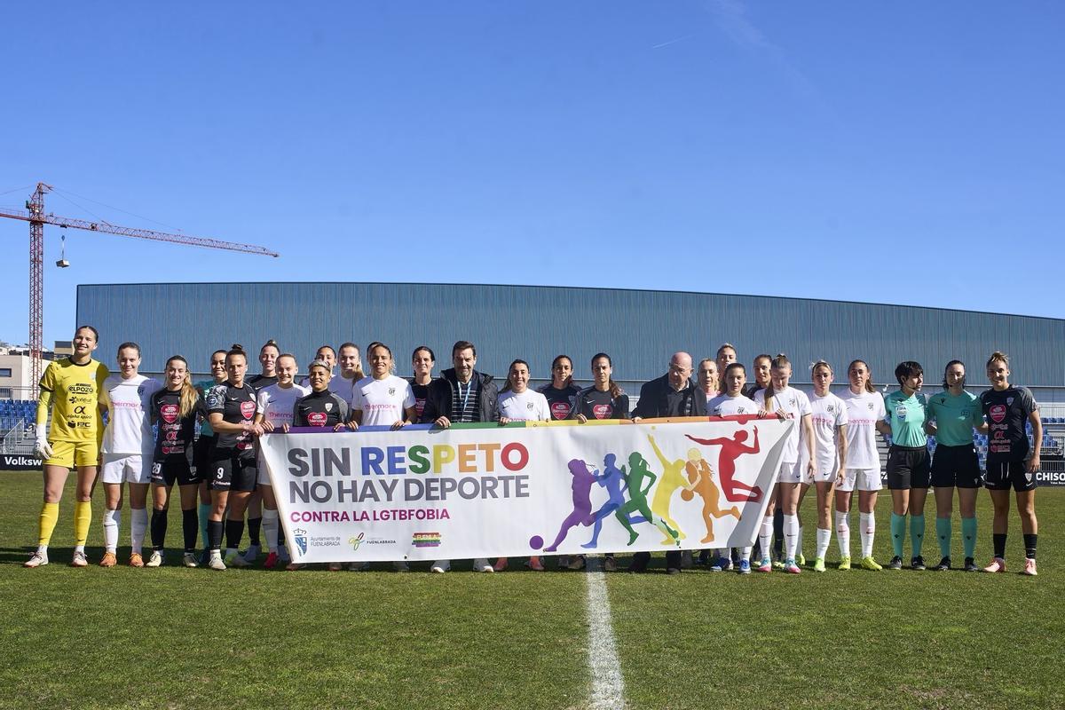 Pancarta contra la LGTBFobia mostrada por ambos equipos