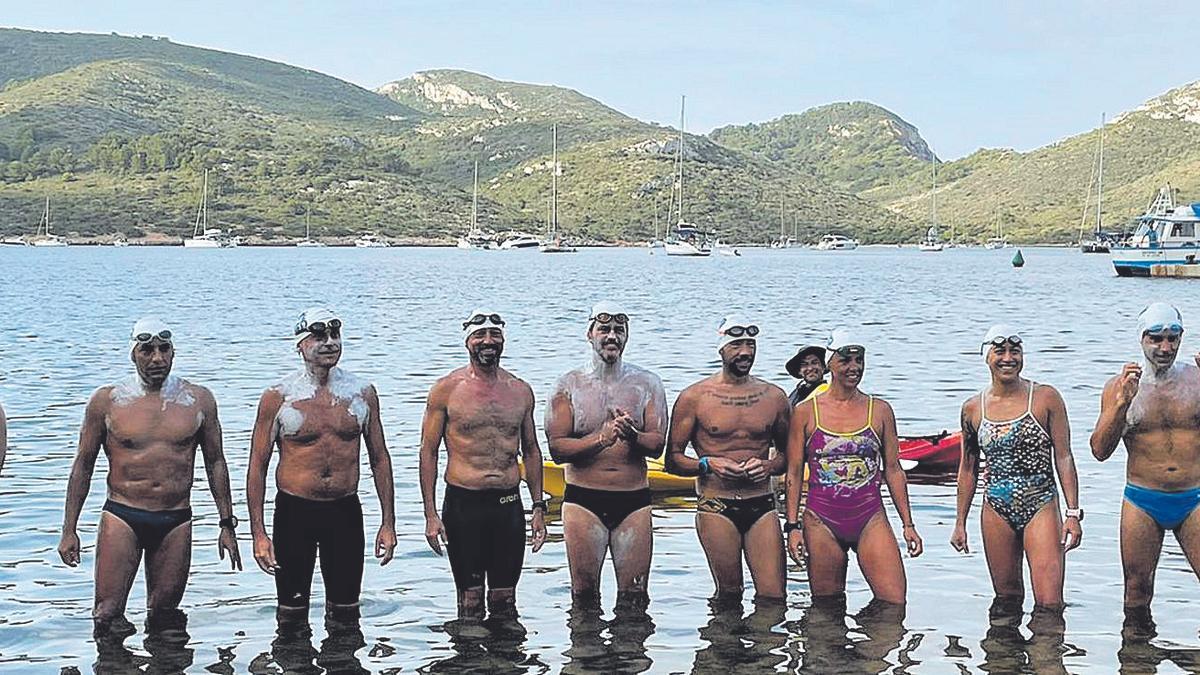 Los nueve nadadores que completaron la vuelta a nado a la isla de Cabrera posan antes de iniciar la travesía.