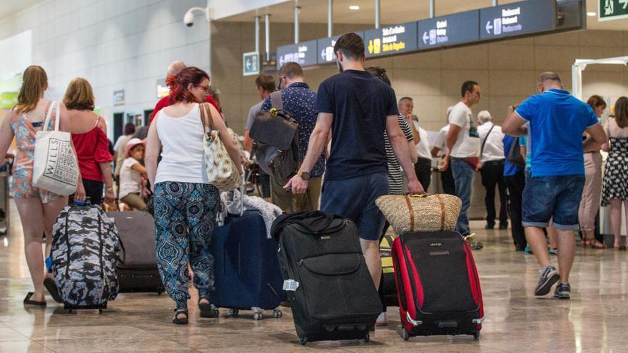 Los trabajadores de seguridad en el aeropuerto de Alicante descartan ir a la huelga