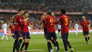 El centrocampista de la selección española de fútbol Dani Olmo  celebra con sus compañeros tras marcar ante Noruega, durante el partido clasificatorio de la Eurocopa 2024 en el estadio de La Rosaleda, en Málaga. EFE/Jorge Zapata
