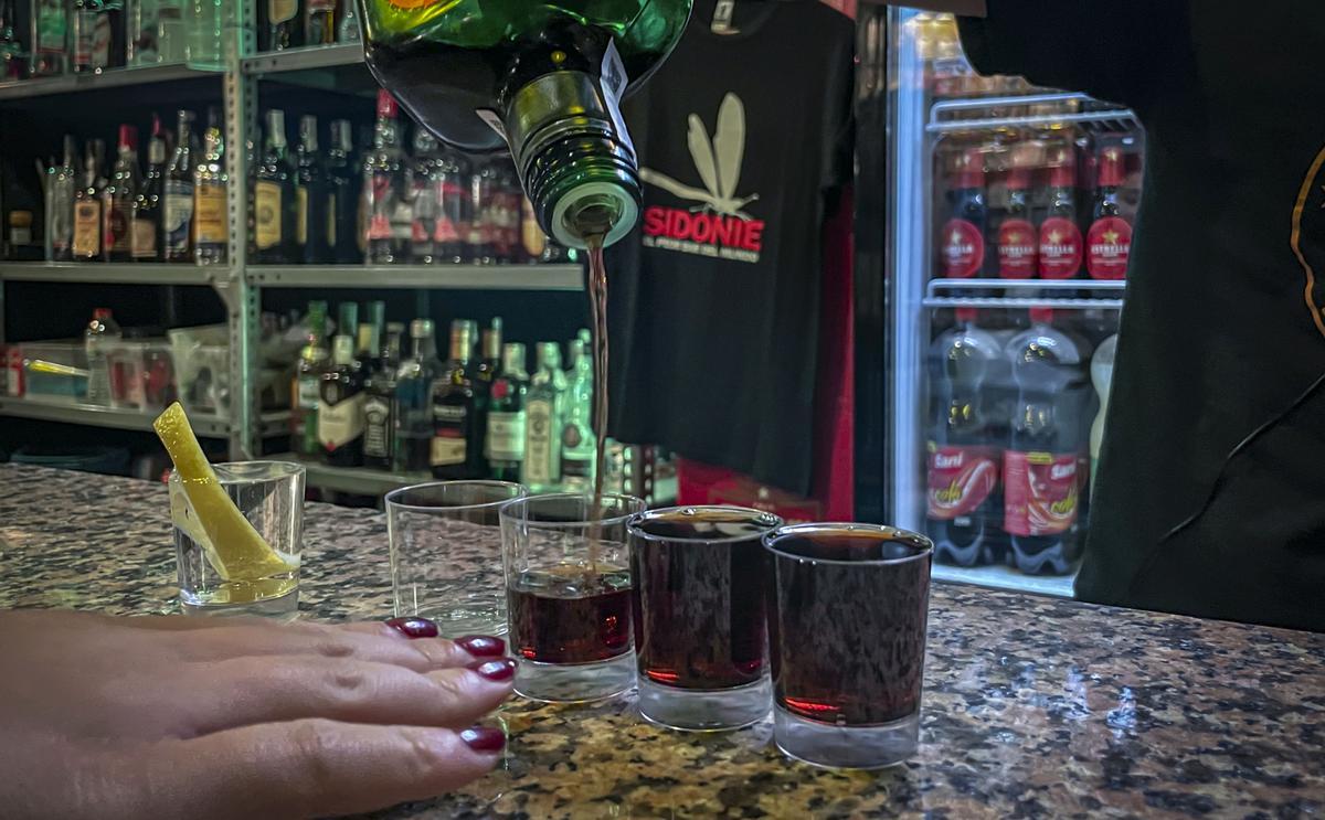  Las últimas copas en una discoteca antes del cierre del ocio nocturno ante el auge de la sexta ola de la pandemia 