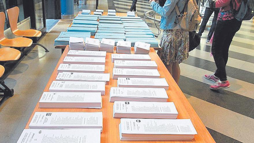 Mesa con papeletas en las elecciones municipales de 2019