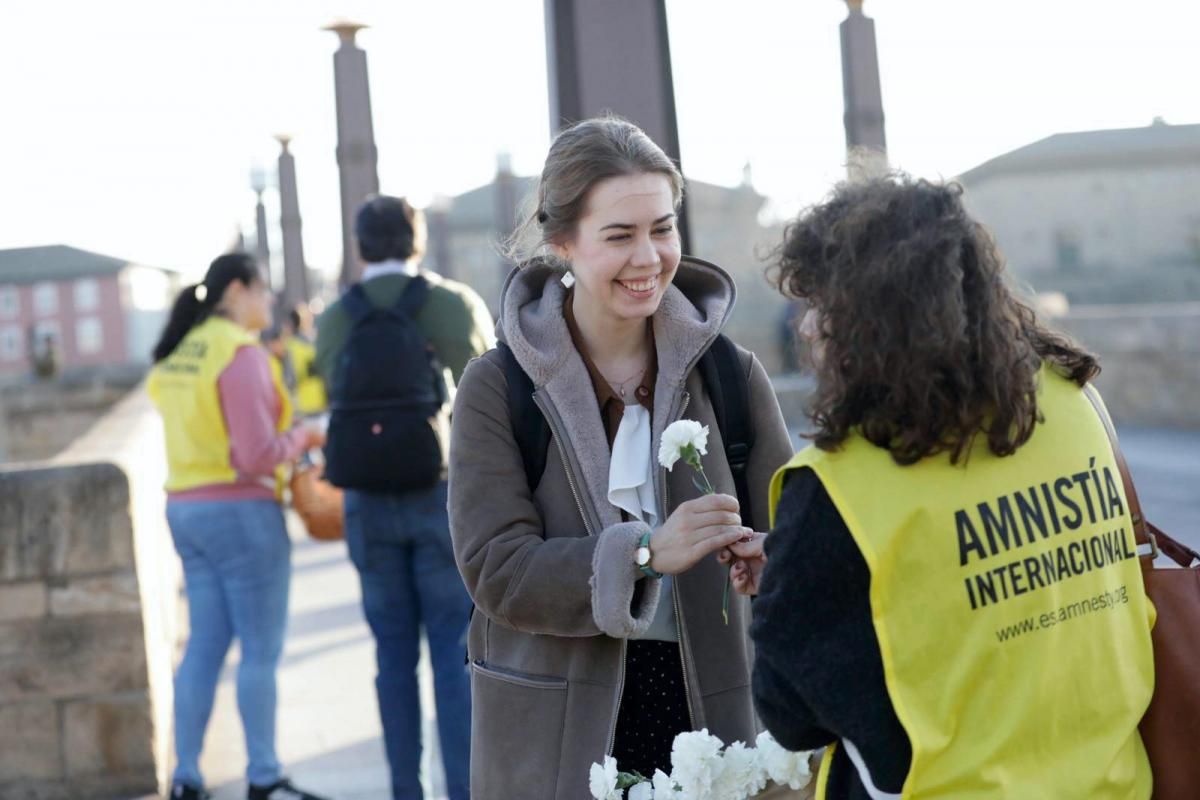 Reparto de flores y besos en solidaridad con una activista iraní